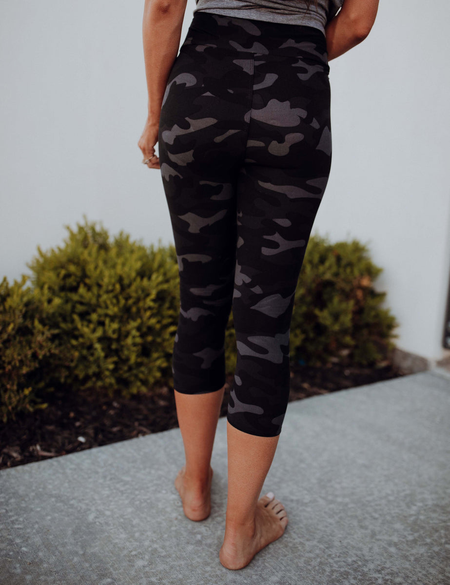 Women's Mid-Rise Capri Leggings - Camo Leaves - Sage Green