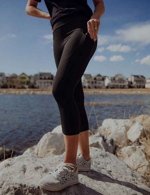 SA Exclusive Black Solid Capri Pocket Leggings